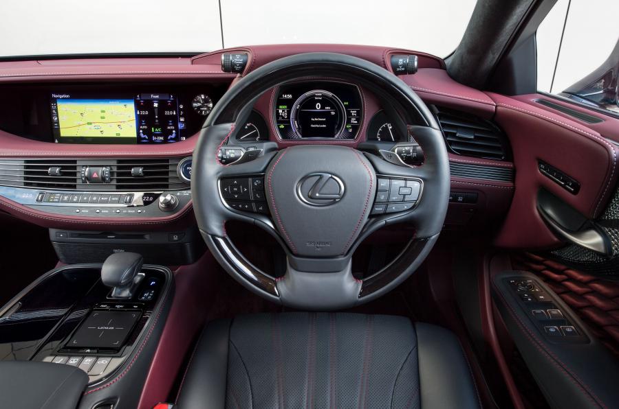 Панель приборов Lexus LS500h AWD 2018 года  (UK) (фото 26 из 40)